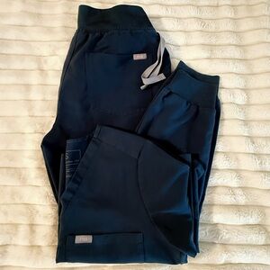 FIGS Women’s Dark Harbor Scrub Set